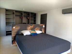 4 slaapkamers, een bureau, een strijkplank/strijkijzer, reisbedje