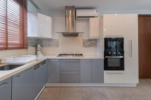 Coffee/tea maker, fridge, microwave, oven