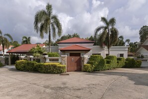Exterior - Luxury 4BR Villa with Private Pool & Jacuzzi (Thalang)