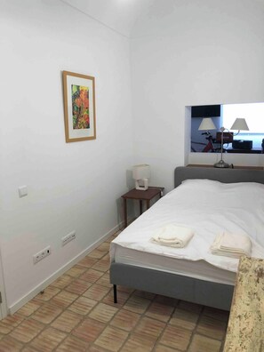 1 dormitori, planxa i posts de planxar, Internet i roba de llit 