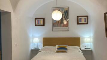 1 dormitorio, tabla de planchar con plancha, wifi y ropa de cama