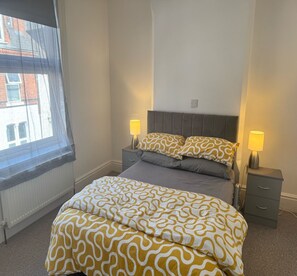 2 habitaciones, tabla de planchar con plancha, internet y ropa de cama 