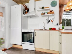 Refrigerador, microondas y utensilios de cocina