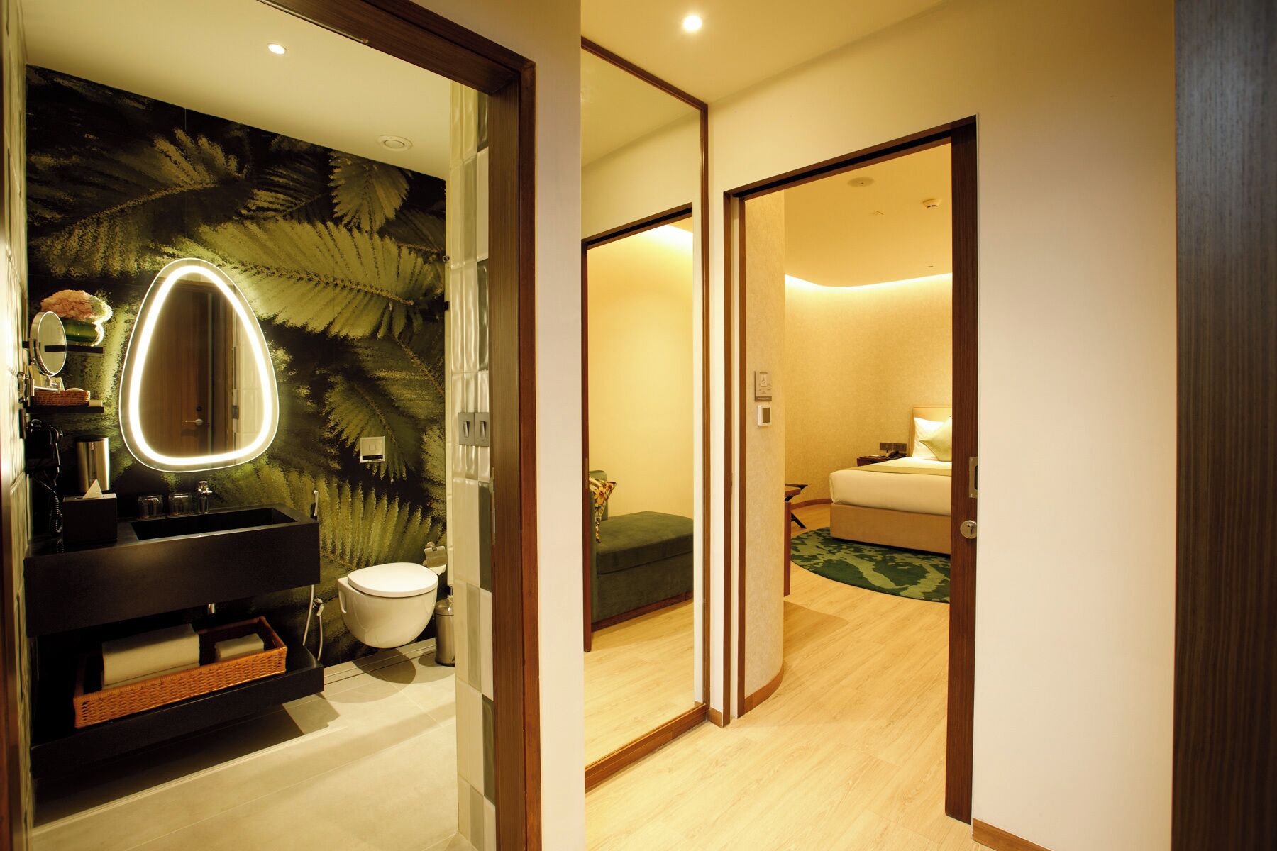 Minibar, caja de seguridad en la habitación y muebles diferentes 