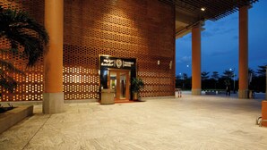 Ein Hotel mit Ziegel-Fassade, einer Rezeption und einem großzügigen Eingangsbereich.