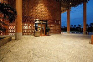Ein Hotel mit Ziegel-Fassade, einer Rezeption und einem großzügigen Eingangsbereich.