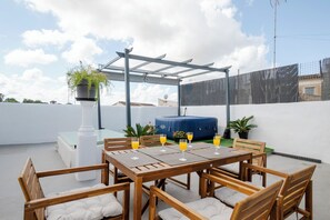 Outdoor dining - Quiet townhouse for families, athletes & groups (Maria de la Salut)