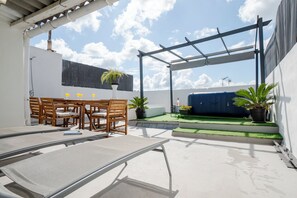 Outdoor dining - Quiet townhouse for families, athletes & groups (Maria de la Salut)
