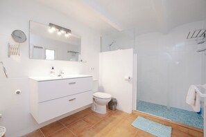 Shower, hair dryer, towels, toilet paper - Quiet townhouse for families, athletes & groups (Maria de la Salut)