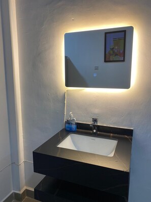 Regadera, tina de hidromasaje, bidet, toallas