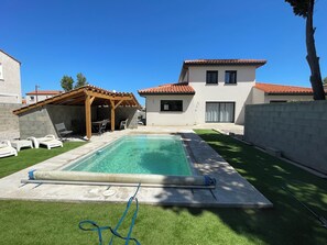 Outdoor pool - Villa chat l'heureuse (Villemolaque)