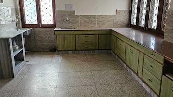 Family Double Room, City View | Shared kitchen | Fridge, stovetop, cookware/dishes/utensils