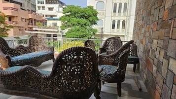 Habitación doble familiar, vista a la ciudad | Terraza o patio