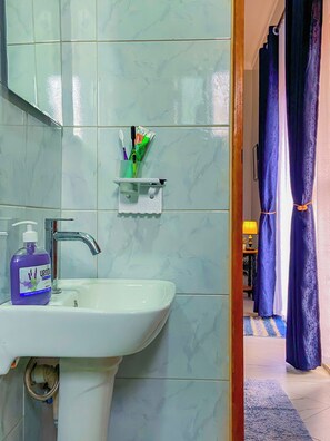 Dusche, Bidet, Handtücher, Seife