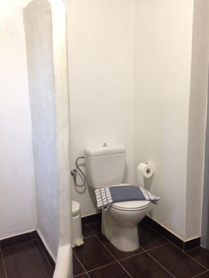 Haartrockner, Handtücher, Seife, Toilettenpapier