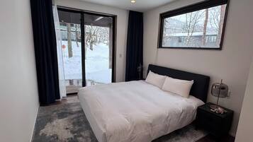 Luxury-Villa, Balkon, Bergblick | Schreibtisch, laptopgeeigneter Arbeitsplatz, Verdunkelungsvorhänge