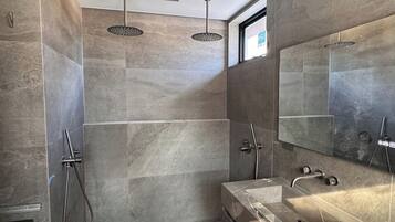 Luxury Villa, Balcony, Mountain View | Bathroom