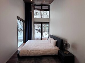 Villa Luxury, balcone, vista montagna | Una scrivania, postazione laptop, tende oscuranti, ferro/asse da stiro