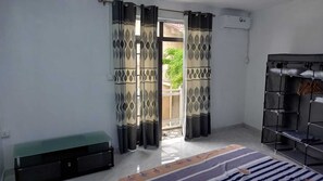 5 chambres, fer et planche à repasser, Wi-Fi, draps fournis