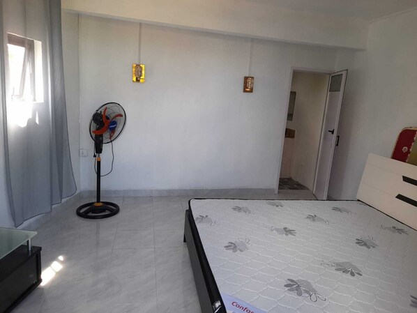 5 bedrooms, iron/ironing board, WiFi, bed sheets