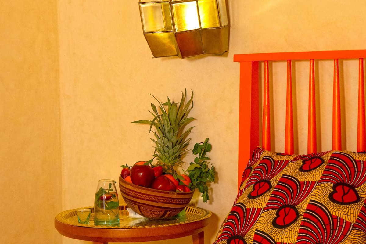 1 habitación, escritorio y espacio para trabajar con laptop