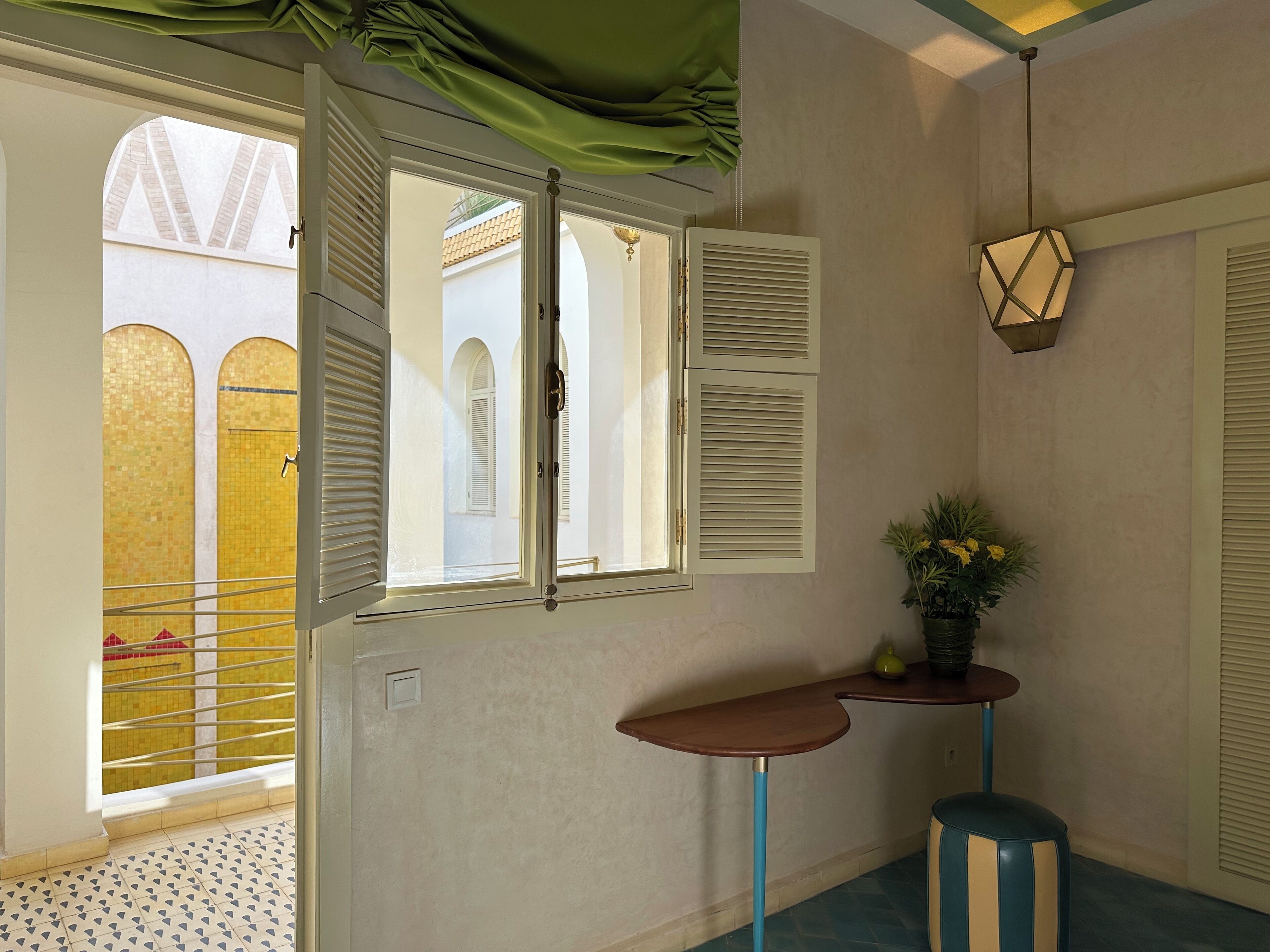 Desk, laptop workspace, free WiFi