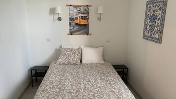 1 slaapkamer, een strijkplank/strijkijzer, internet, beddengoed