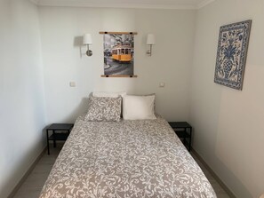 1 makuuhuone, silitysrauta/-lauta, internet, vuodevaatteet