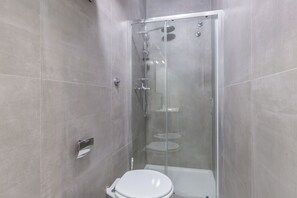 Comfort Double Room | Bathroom | Shower, hair dryer, towels, soap