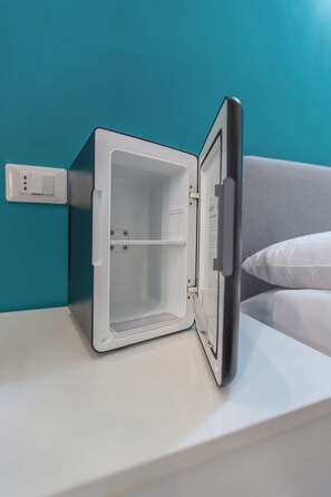 Comfort tweepersoonskamer | Een kluis op de kamer, een bureau, een laptopwerkplek