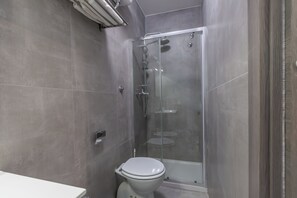 Comfort Double Room | Bathroom | Shower, hair dryer, towels, soap - Hyper Lodge Guesthouse (Rome)