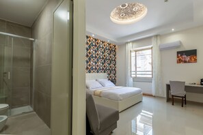 In-room safe, desk, laptop workspace, iron/ironing board - Hyper Lodge Guesthouse (Rome)