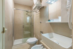 Shower, hair dryer, towels, soap - Hyper Lodge (Rome)