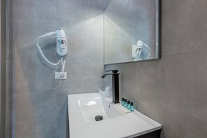 Comfort Double Room | Bathroom | Shower, hair dryer, towels, soap - Hyper Lodge Guesthouse (Rome)