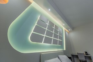 Deluxe Room, City View | In-room safe, desk, laptop workspace, iron/ironing board - Hyper Lodge Guesthouse (Rome)