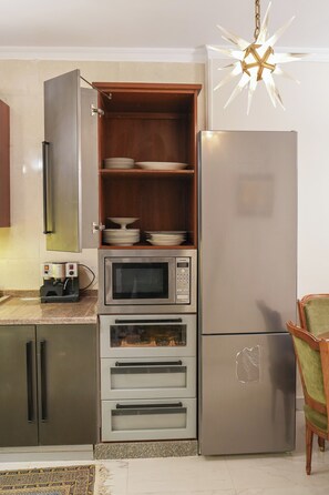 Refrigerador, microondas, horno, placa de cocina
