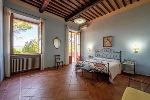 12 habitaciones, tabla de planchar con plancha, cuna de viaje y wifi 