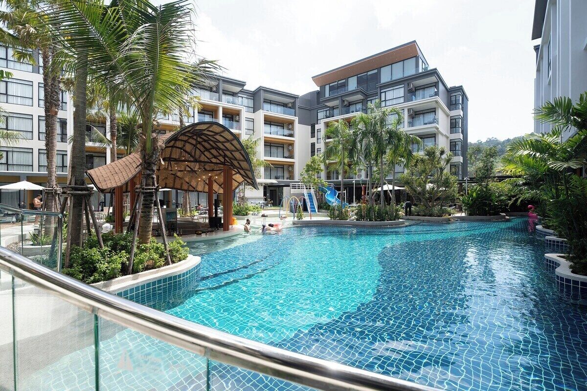 Een binnenzwembad en een verwarmd zwembad