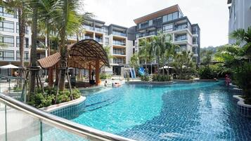 Een binnenzwembad en een verwarmd zwembad