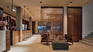 Un intérieur moderne comprenant un bar, des sièges et un escalier.