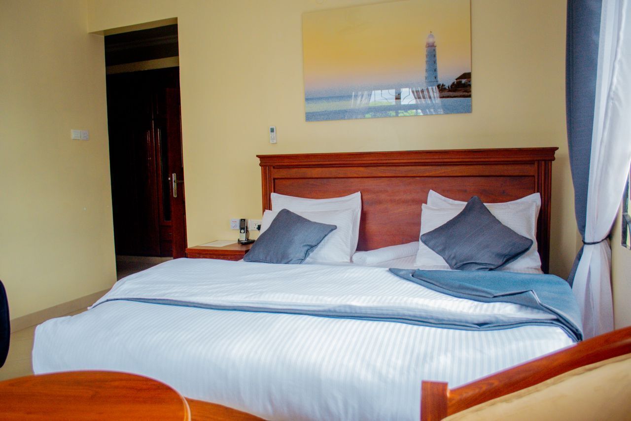 Deluxe Room | Iron/ironing board, free WiFi