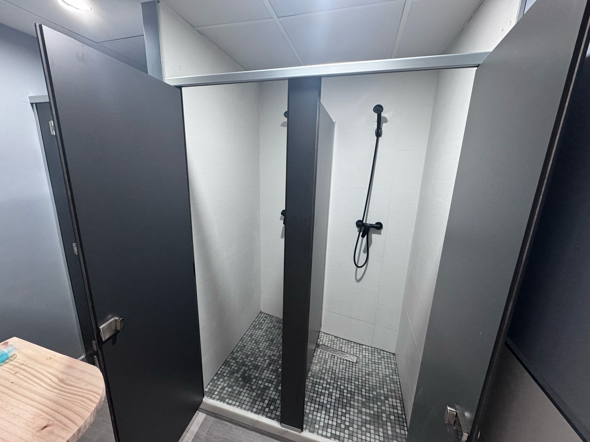 Serviettes fournies, savon, papier toilette