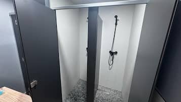 Toallas, jabón, papel de baño