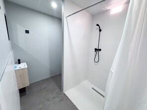 Khăn tắm, xà phòng, giấy vệ sinh 