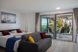 Escritorio, espacio para trabajar con laptop y wifi gratis 