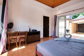Familienvilla, 3 Schlafzimmer, Poolblick | Ausblick vom Zimmer