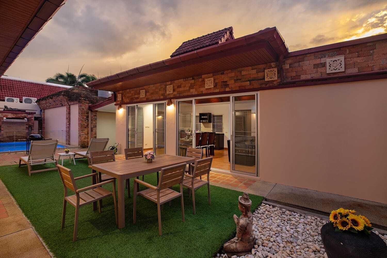 Una propiedad residencial con patio, comedor, piscina y garaje.
