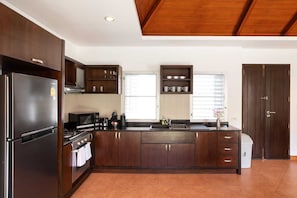 Villa Familiale, 3 chambres, vue piscine | Cuisine privée | Bouilloire électrique, grille-pain