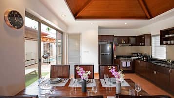 Familienvilla, 3 Schlafzimmer, Poolblick | Essbereich im Zimmer