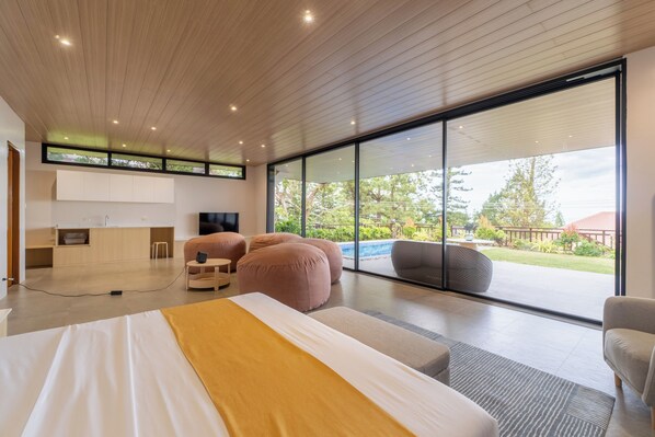 4 bedrooms, iron/ironing board, WiFi, bed sheets - Luxurious Cedar Home @ Canyon Woods w/ Pool & View (Laurel)